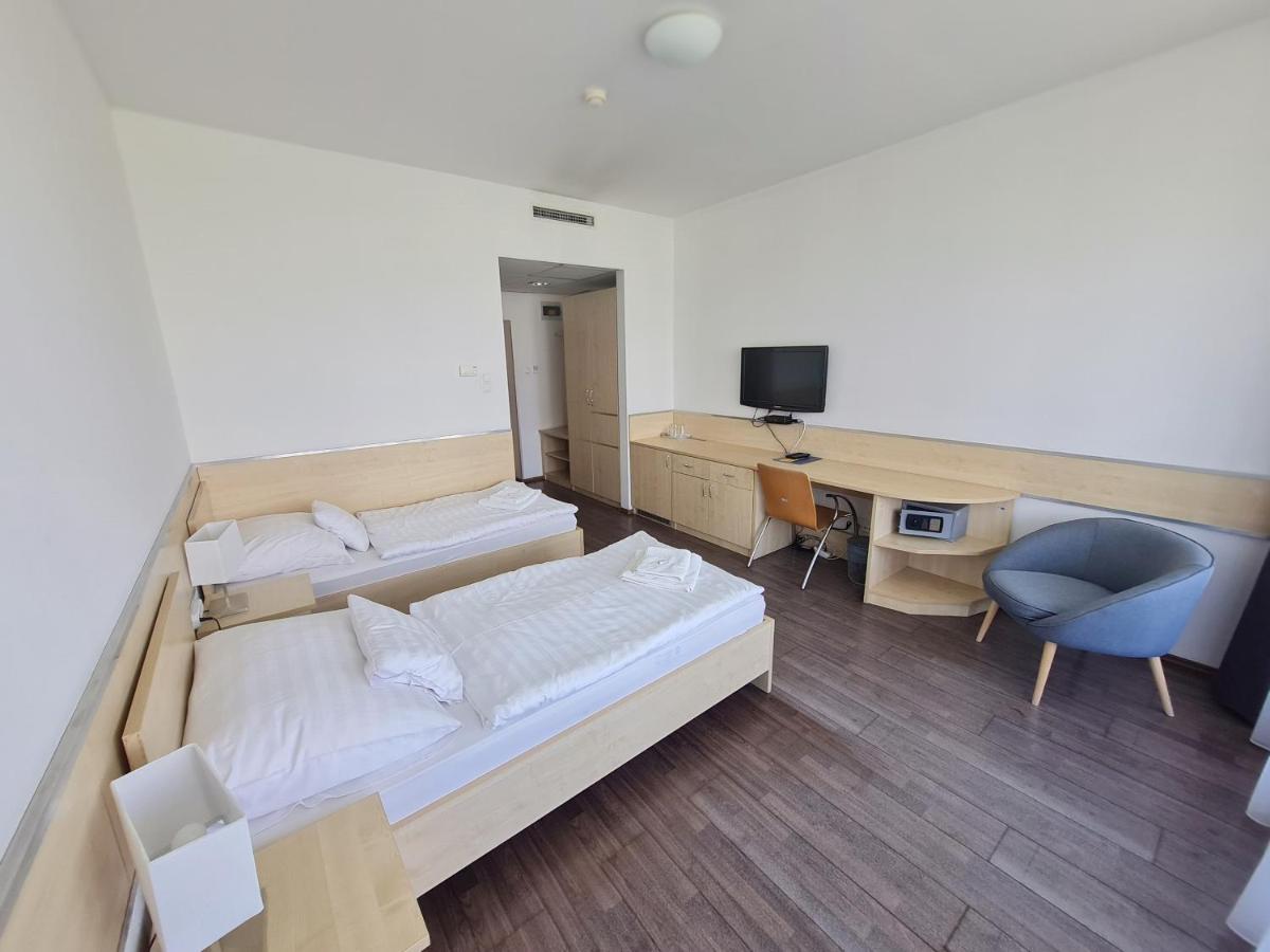 Corner Hotel Angyalfoeld บูดาเปสต์ ภายนอก รูปภาพ